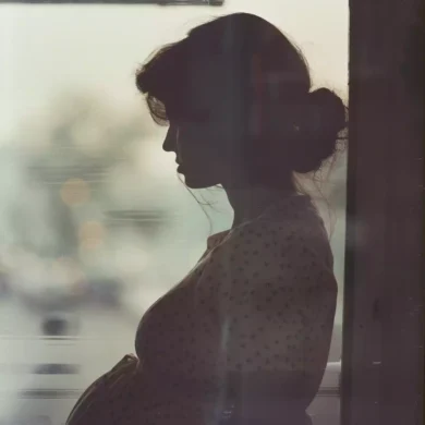 Μία έγκυος γυναίκα στο γυναικολογικό ιατρείο, βυθισμένη στις σκέψεις της για μία πιθανή άμβλωση.